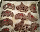 Foto del passaggio 9 della ricetta Pipistrelli e ragni Halloween. Biscotti alla banana e cacao