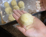 Foto del paso 5 de la receta: Ñoquis caseros rellenos de mozzarella con salsa de tomate y champiñones🍄
