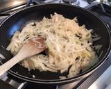 Une image de l'étape 4 de Oignons de roscoff aux tomates,poivron vert,épices et origan.