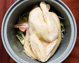 Hình bước làm 3 của món Gà nguyên con hấp muối (không bị mặn đâu nhé)