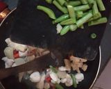 Foto langkah ke 3 dari resep Tumis ayam sayuran lada hitam.