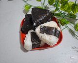 Foto langkah ke 5 dari resep Onigiri Tuna Mayo.