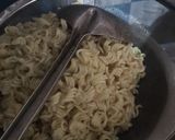 Foto langkah ke 3 dari resep Mie goreng kol pedas.