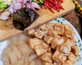 Foto langkah ke 1 dari resep Oseng kikil tahu lombok ijo.