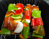 Foto del paso 5 de la receta: Brochetas de pollo con verduritas y arándanos