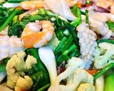 Hình bước làm 3 của món Mì Trứng Xào Hải Sản
