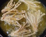 Gambar langkah 4 resipi Cendawan Enoki Goreng Rangup.