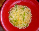 Foto langkah ke 3 dari resep Omelette Mie Praktis.