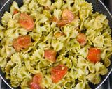 Foto del paso 4 de la receta: Pasta al pesto con tomates salteados