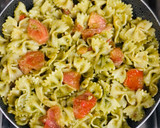 Foto del paso 4 de la receta: Pasta al pesto con tomates salteados