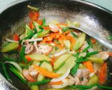 Hình bước làm 5 của món Mì chiên giòn xào giấm