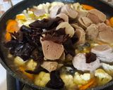 Foto langkah ke 5 dari resep Oseng Bakso Kembang Kol Wortel Jamur.