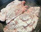 Foto del paso 3 de la receta: Chuletas de aguja de cerdo en salsa al Pedro Ximénez