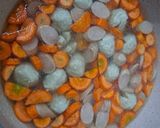 Foto langkah ke 2 dari resep Sayur Sop Sosis Bakso.