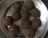A picture of step 5 of Cake balls with nuts.