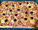 Foto del paso 6 de la receta: Pizza 3 quesos con york y aceitunas