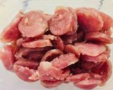 Hình bước làm 1 của món Bò bía lạp xưởng tươi