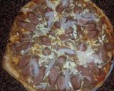 Foto del paso 6 de la receta: Pizza casera de salchicha, cebolla y manzana caramelizada