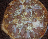 Foto del paso 6 de la receta: Pizza casera de salchicha, cebolla y manzana caramelizada