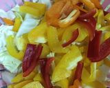 صورة لخطوة 1 من وصفة رز الملفوف والفليفلة الملونه 🍚