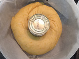 Roscón de reyes relleno de crema pastelera con leche condensada
