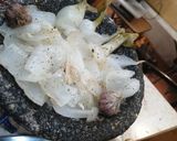 Foto del paso 1 de la receta: Cebolla al mantequilla con ajo