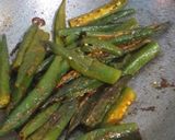 भरवा भिंडी विद अनियन बेबी (Bharwan bhindi with onion baby recipe in hindi) रेसिपी चरण 3 फोटो