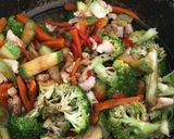 Foto del paso 3 de la receta: Verdura salteada con Pollo y Arroz🥕🥦🍲