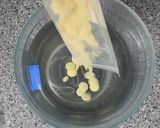 Foto del passaggio 4 della ricetta Mousse al Cioccolato Bianco e Lamponi