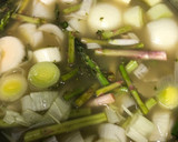 Foto del paso 1 de la receta: 220. Crema de espárragos trigueros con huevos de codorniz (entrante sopa)