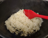Foto del paso 5 de la receta: Arroz con almejas y langostinos al ajillo
