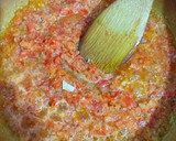Foto del paso 2 de la receta: Huevos en salsa de tomates y toque de especias