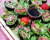 Foto del paso 8 de la receta: Makis de crema de queso de cabra con rúcula, germinados y fresas