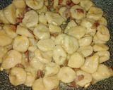 Foto del passaggio 2 della ricetta Gnocchi di zucca con speck