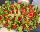 Une image de l'étape 4 de Salade feuille de chêne aux tomates cœur de bœuf,olives vertes et spiruline.