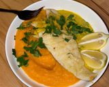 Une image de l'étape 6 de Merlu 🐟 & sauce curcuma-citron 🍋 avec une purée de carottes 🥕.