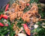 Foto langkah ke 3 dari resep Tumis Daun Kunyit Teri Asin.