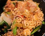รูปขั้นตอนการทำที่ 5 ของ ผัดบะหมี่ซีอิ้วทะเลเบคอนพริกแห้ง🍜🦐🦑🥓🥬🌶style by barbie👩🏼‍🍳