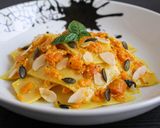 Foto del passaggio 6 della ricetta Maltagliati con ragù di zucca e mandorle profumato al basilico