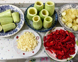 Foto del paso 1 de la receta: Calabacines rellenos de pimientos fritos y queso con judías verdes al vapor