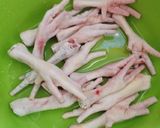 Hình bước làm 1 của món Chân gà ngâm sả tắc