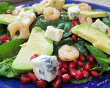 Foto del paso 9 de la receta: Ensalada de espinacas con granada, aguacate, gambas y gorgonzola