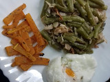 Habichuelas salteadas con chips de calabaza y huevo poche