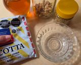 Foto del paso 1 de la receta: Postrecito de ricota o requesón con polen corbicular y miel de abejas 🐝🍯más nueces en solo un minuto