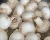 Une image de l'étape 3 de Champignons poêlés au vin et à l'ail.
