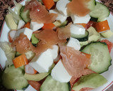 Foto del paso 2 de la receta: Ensalada de Salmón ahumado, queso fresco y surimi
