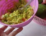 Foto langkah ke 5 dari resep Avocado toast mix Guacamole.