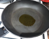 Foto del paso 1 de la receta: Salchichas cocidas con vino patatas fritas y huevo frito