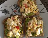 Foto del paso 5 de la receta: Tostadas de palta y huevo revuelto
