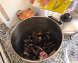 Foto del paso 1 de la receta Mejillones al vapor de la Pepis
